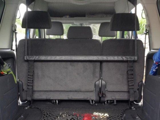 VW Netze, Original Zusatz-LED-Innenlicht über Kofferraum (5-Sitz Konfiguration). Sicherheitswesten in den Dachnetzen immer parat, ohne suchen. Regenschirmhalter ;-) aussen.