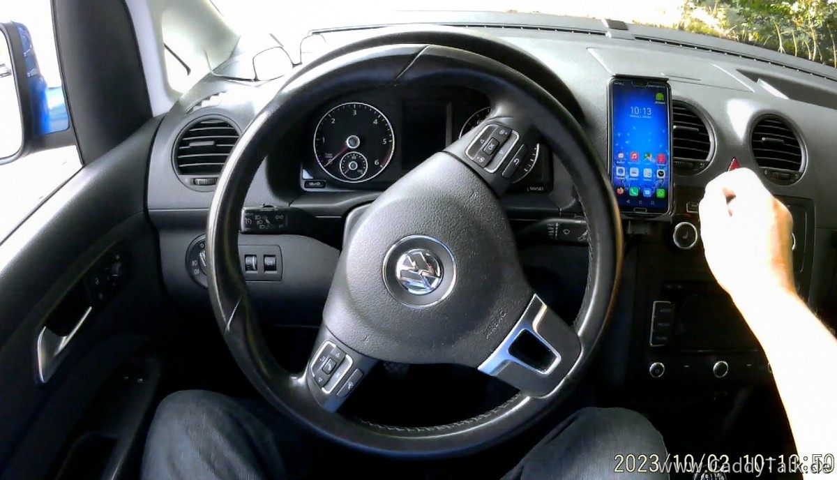 Mit der Android-App "Screen On" wird das Display extrem gedimmt und bleibt ständig bedienbar. Die App startet automatisch wenn Bluetooth sich mit dem Auto verbindet. Blendet also nachts nicht während der Fahrt. Bedienbar aber auch vom MFL.