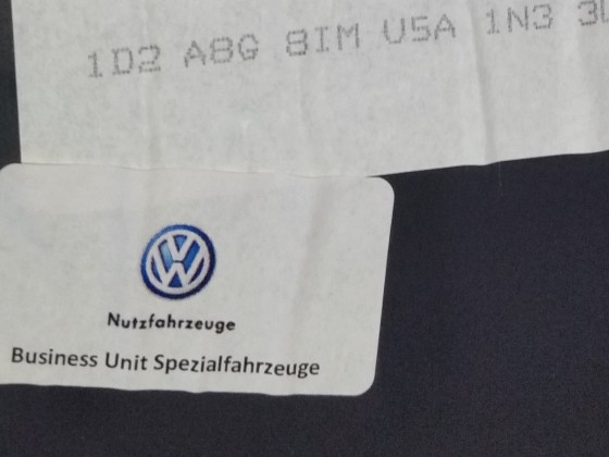 Dieses BUS-Schild zeigt, dass die zahlreichen Extras meines Caddy gleich in Poznan ab VW-Werk eingerüstet wurden: Westfalia-Schiebedach und -AHK, Heckklappenleuchten, Kofferr.Oberleuchte,... Also ein "Spezialfahrzeug" ;-)  wie Sani, Feuerwehr, Polizei KFZ