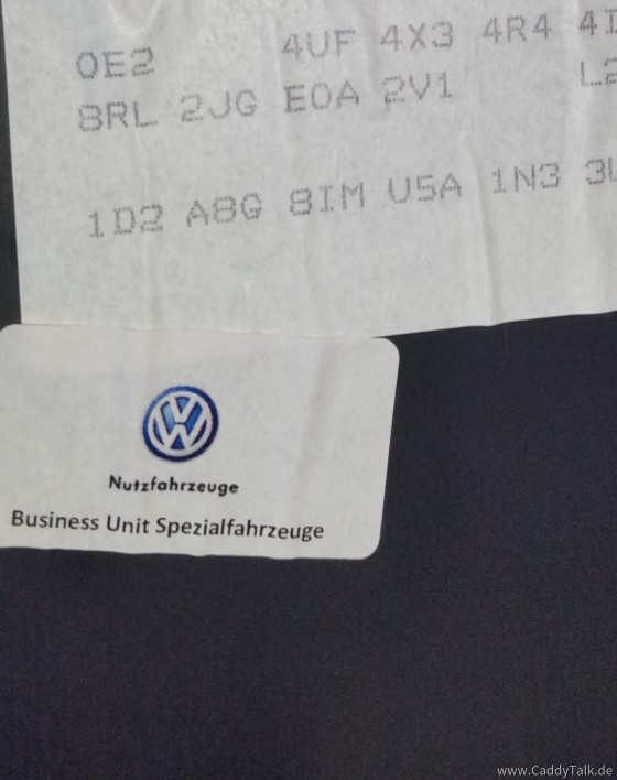 Dieses BUS-Schild zeigt, dass die zahlreichen Extras meines Caddy gleich in Poznan ab VW-Werk eingerüstet wurden: Westfalia-Schiebedach und -AHK, Heckklappenleuchten, Kofferr.Oberleuchte,... Also ein "Spezialfahrzeug" ;-)  wie Sani, Feuerwehr, Polizei KFZ