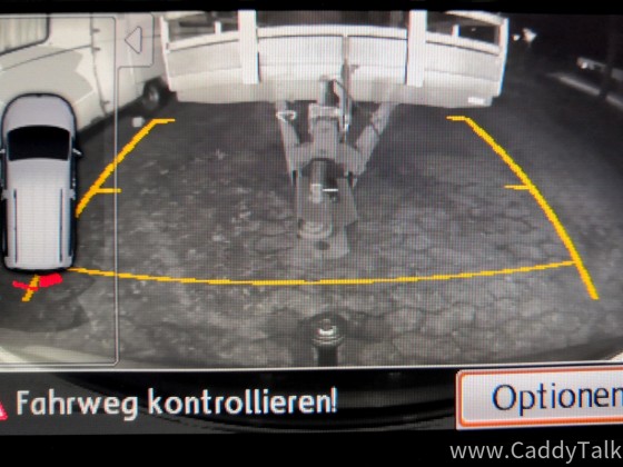 Die Bildschärfe des alten RNS315 Monitors ist vollkommen ausreichend für die VW Rückfahrkamera RFK-Low, auch um Details zu beurteilen. (Hier zum Beispiel das Schloß um die Deichsel, Handyfoto stark vergrößert)