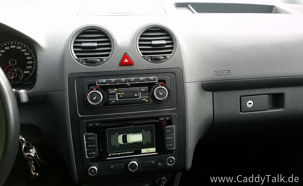 PDC vorne/hinten sowie seitlich und RFK. Der Navi-Radio RNS315 ist als Radio sehr Gut. Leider liefert VW keine aktuellen Karten mehr nach V12 von 11/2019. Sehr Vernünftiger Klang, Doppel-Tuner, Bluetooth-FSE und -Streaming, sowie Rückfahrkamera.