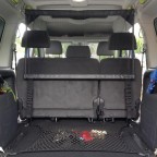 VW Netze, Original Zusatz-LED-Innenlicht über Kofferraum (5-Sitz Konfiguration). Sicherheitswesten in den Dachnetzen immer parat, ohne suchen. Regenschirmhalter ;-) aussen.
