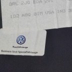 Dieses BUS-Schild zeigt, dass die zahlreichen Extras meines Caddy gleich in Poznan ab VW-Werk eingerüstet wurden: Westfalia-Schiebedach und -AHK, Heckklappenleuchten, Kofferr.Oberleuchte,... Also ein "Spezialfahrzeug" ;-)  wie Sani, Feuerwehr, Polizei KFZ